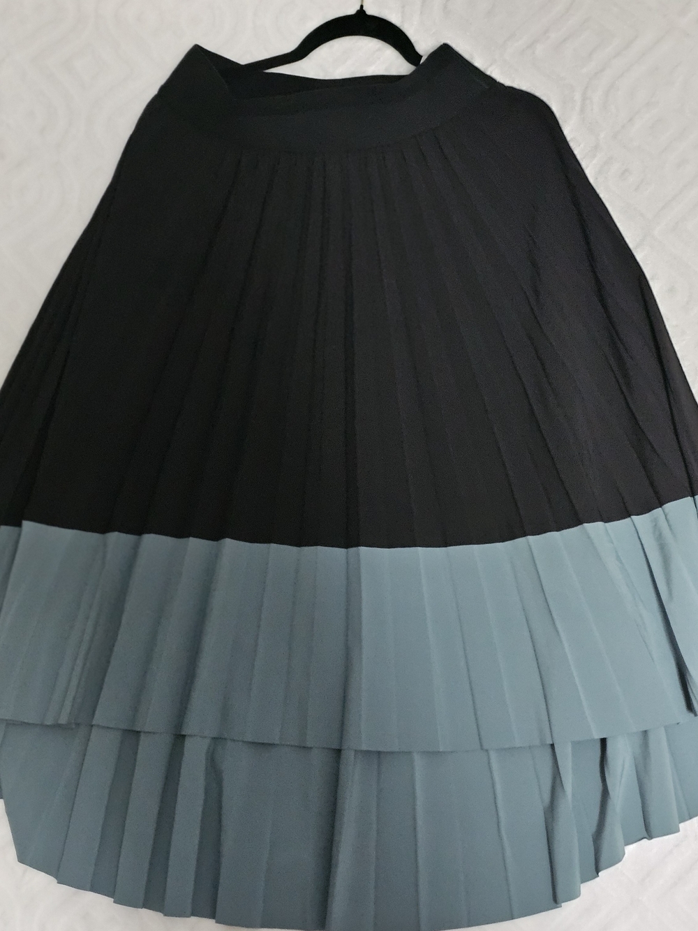 Athleta Swing Forward Pleated A-Line Midi Skirt in Black and Teal Blue